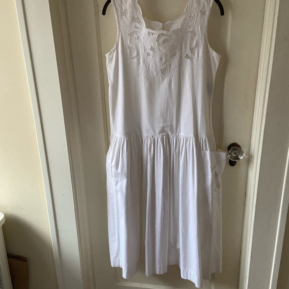 Casual Sassy dress, Sleeveless Midi Dress with Open Floral Design Bodice